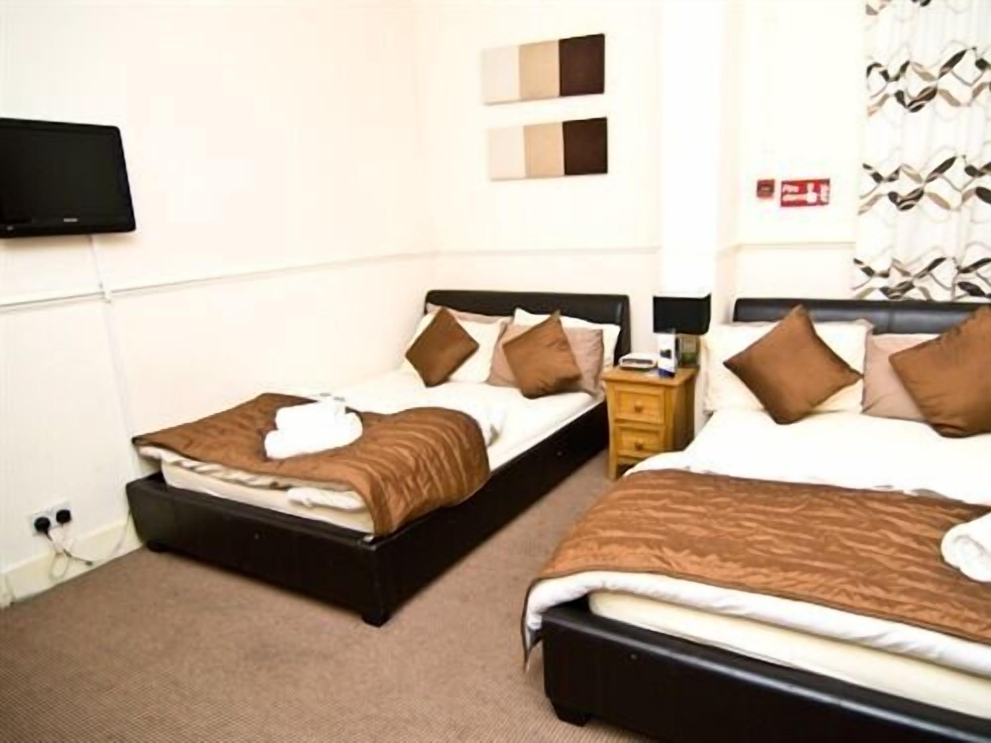 Skylark Guest House Хаунслоу Экстерьер фото