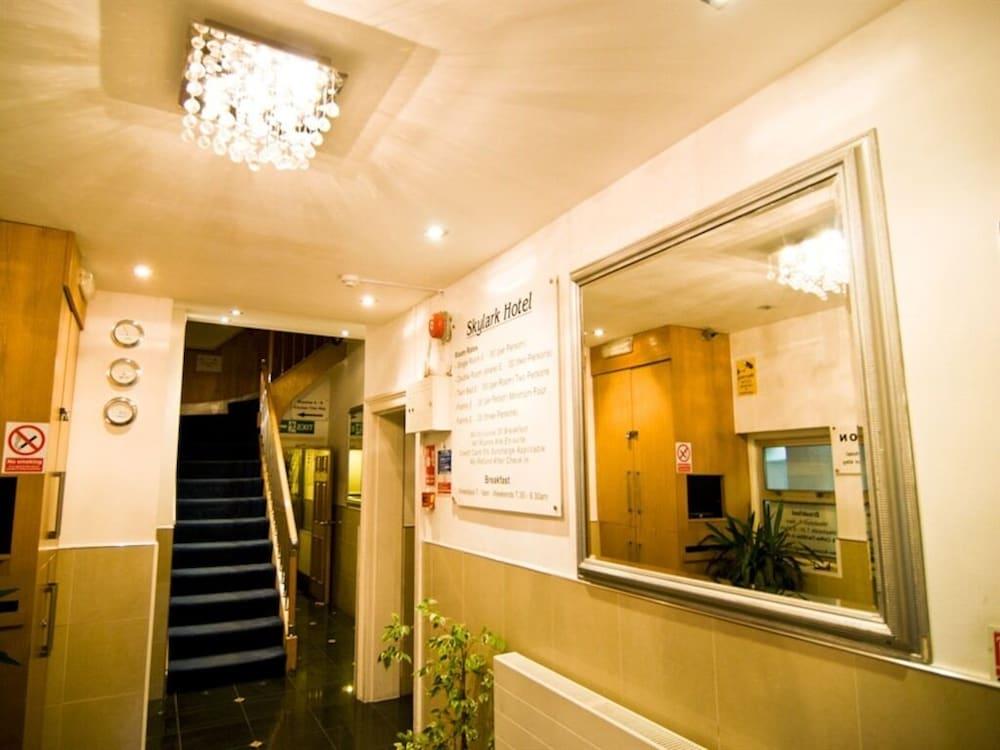 Skylark Guest House Хаунслоу Экстерьер фото