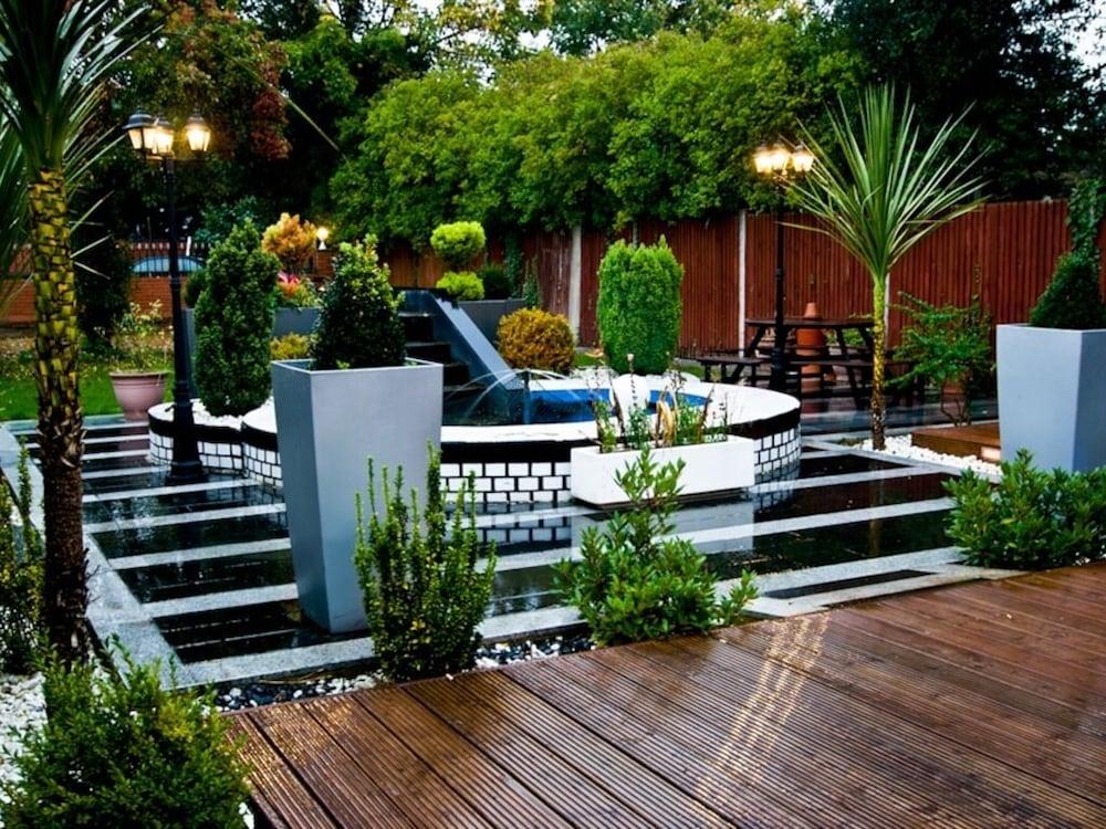Skylark Guest House Хаунслоу Экстерьер фото