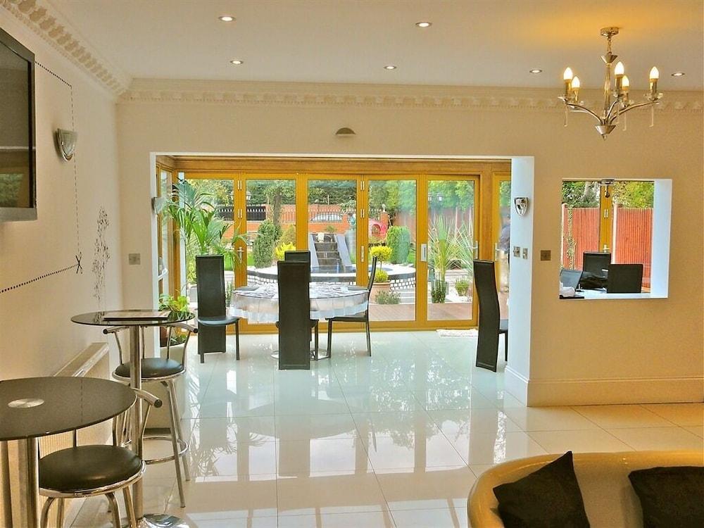 Skylark Guest House Хаунслоу Экстерьер фото