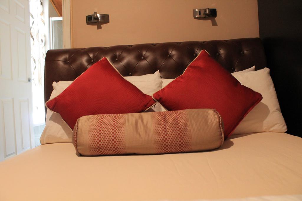 Skylark Guest House Хаунслоу Экстерьер фото